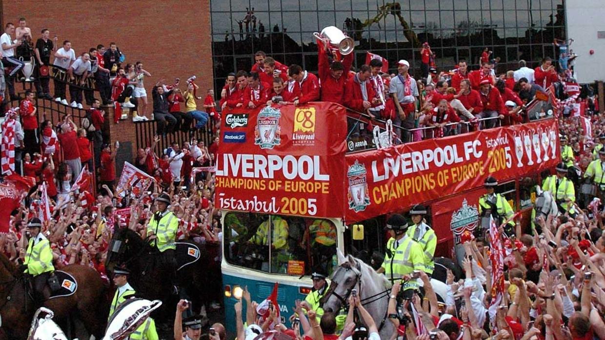 Los jugadores del Liverpool festejan con su afición la Champions conseguida en Estambul en 2005
