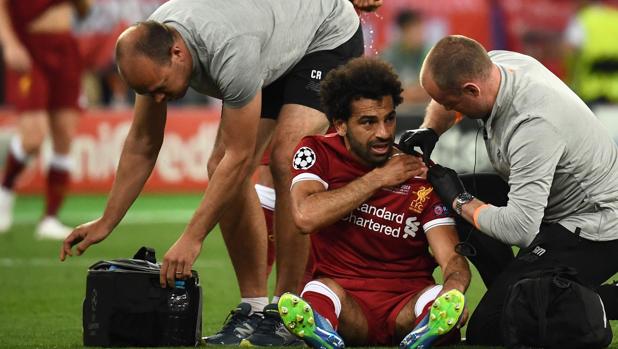 Salah se retira lesionado a la media hora de la final de la Champions