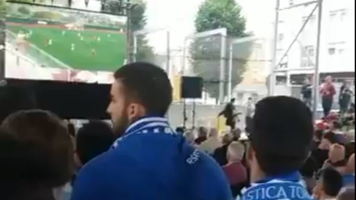 Aficionados de la Gimnástica Torrelavega siguen el partido en una pantalla gigante