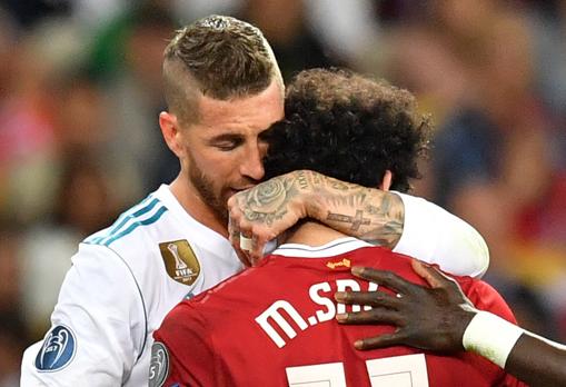Ramos consuela a Salah