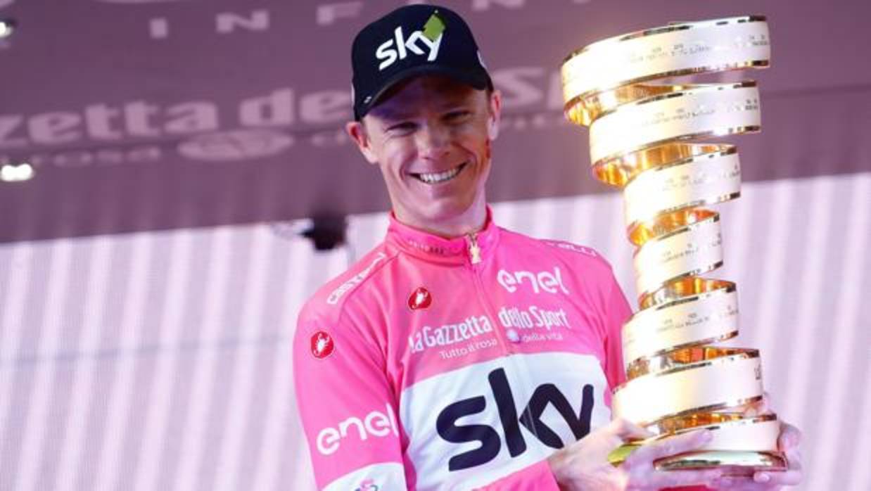 Froome, con el trofeo de vencedor del Giro