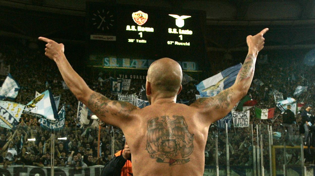 Paolo Di Canio muestra sus tatuajes en un partido de la liga italiana frente a la Roma