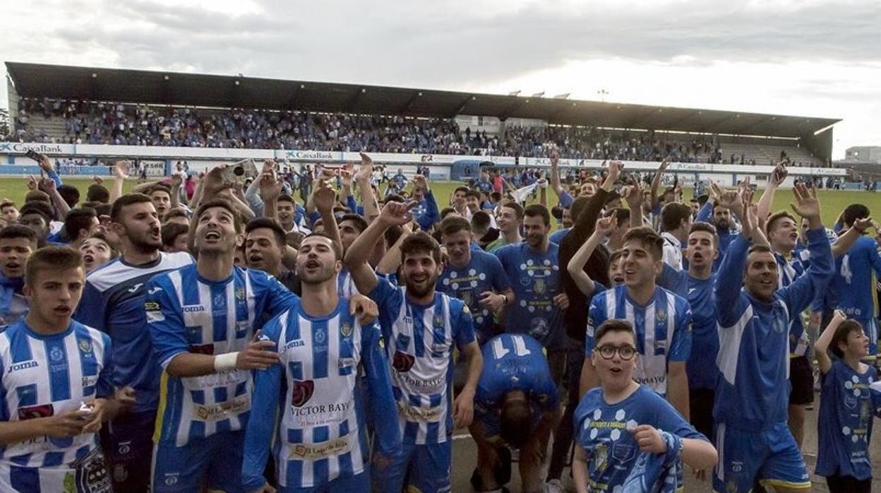 Los jugadores de la Arandina celebran la clasificación para la segunda eliminatoria