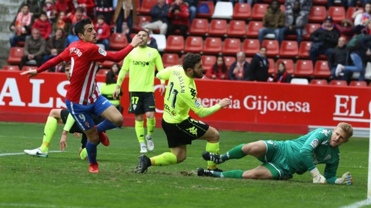 Galán y Kieszek en el partido entre el Sporting Gijón y el Córdoba CF en la primera vuelta
