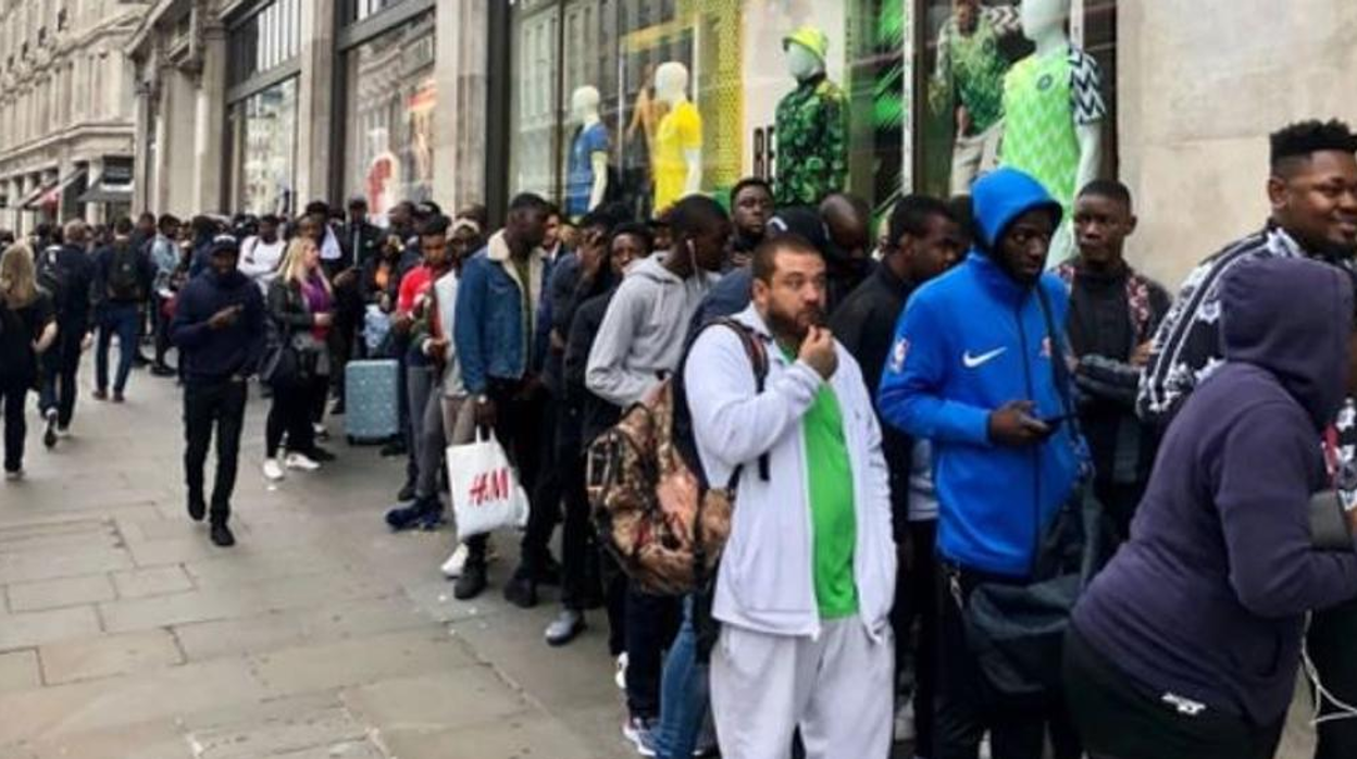 Largas colas en la tienda de Nike de Oxford Street