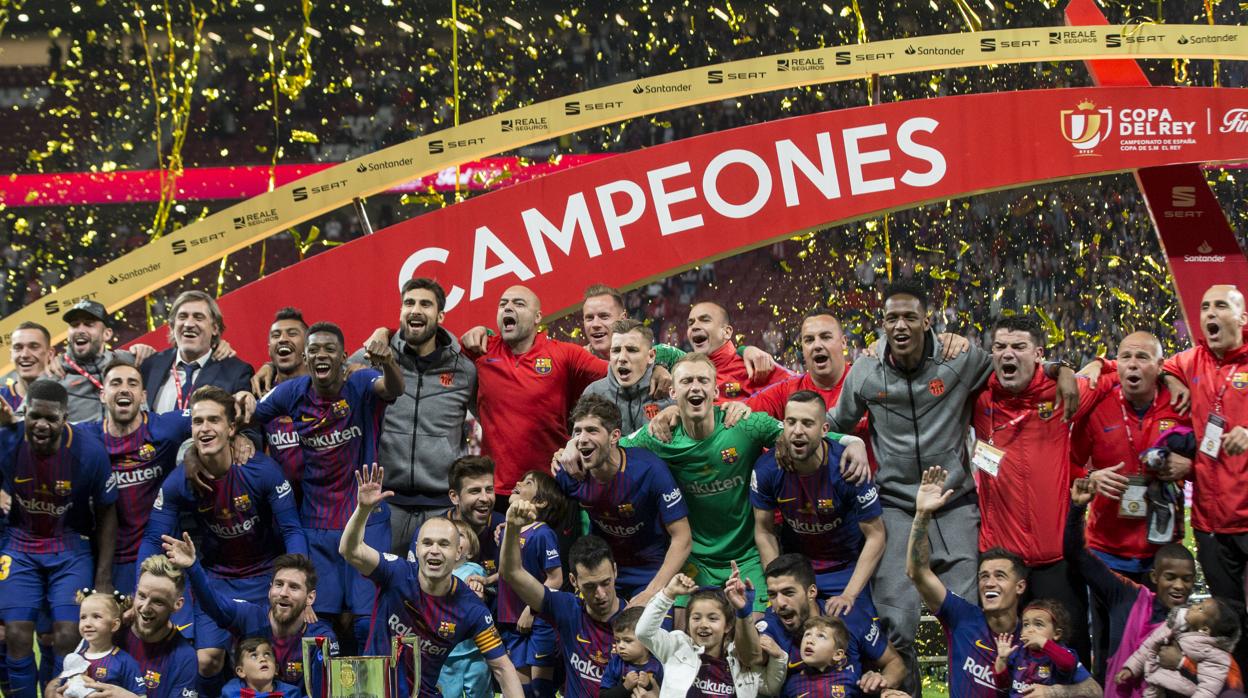 El Barcelona celebra la Copa del Rey conseguida ante el Sevilla