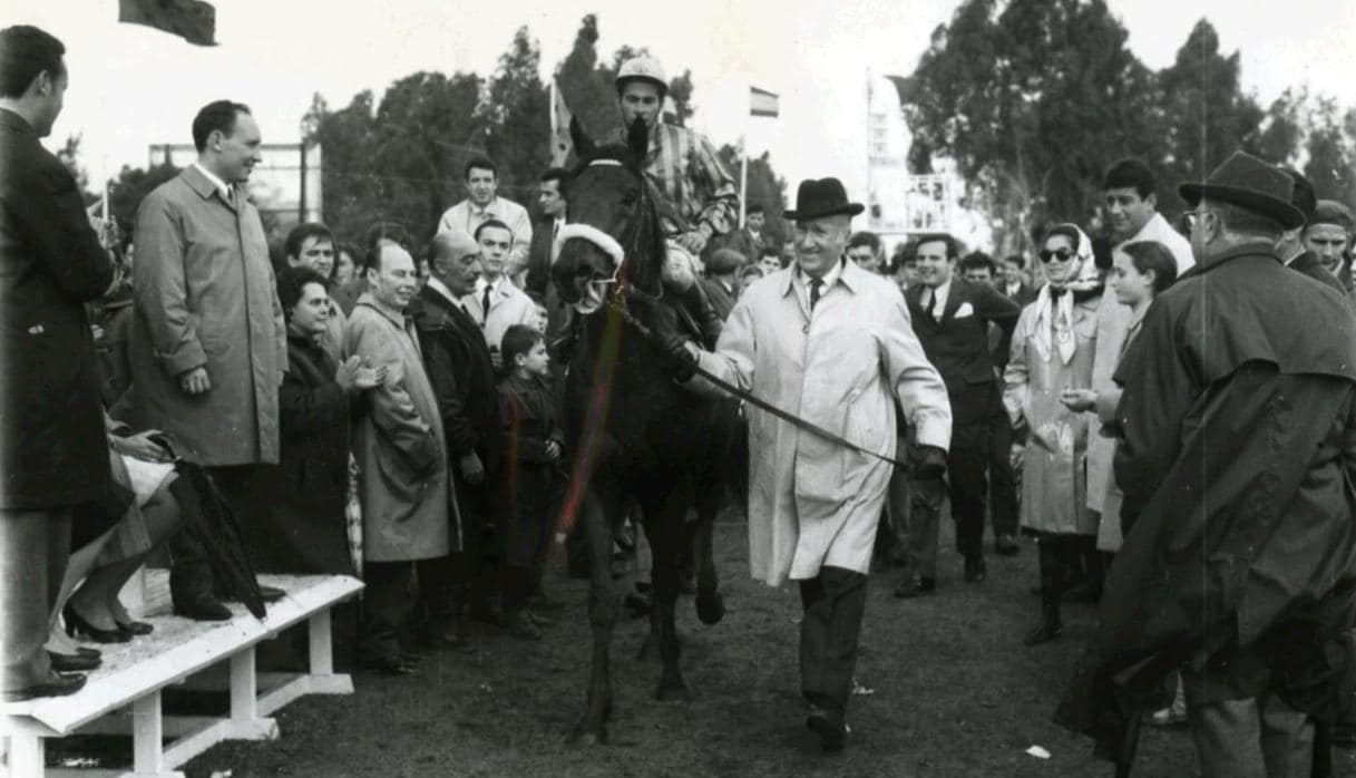 El conde de Villapadierna, en 1968, tras ganar un caballo suyo una carrera
