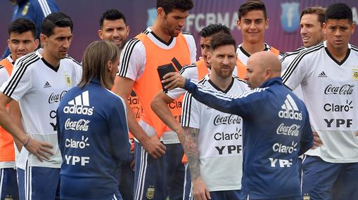 Sampaoli da instrucciones a Argentina en un entrenamiento