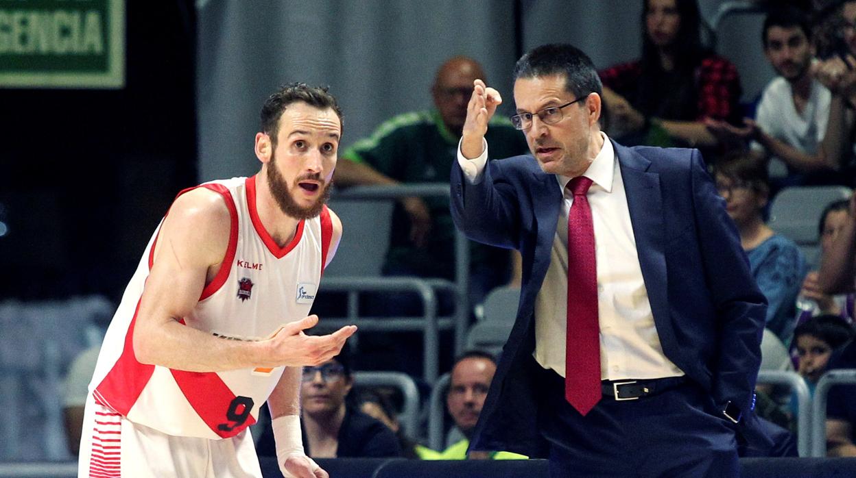 El Baskonia golpea primero ante un débil Barcelona