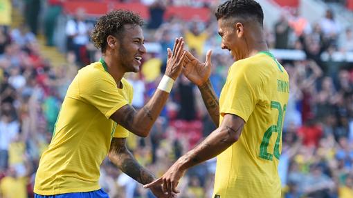 Brasil y Firmino celebran un gol con Brasil