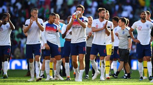 Los jugadores ingleses al término de un amistoso