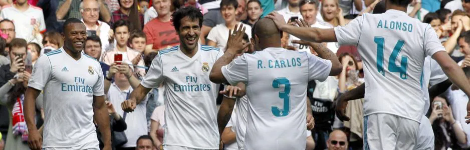 Roberto Carlos felicita a Raúl tras su gol