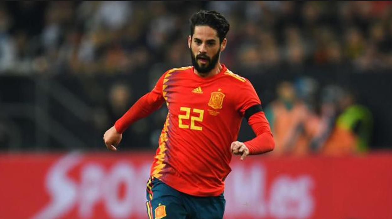 Isco disputando un partido con España