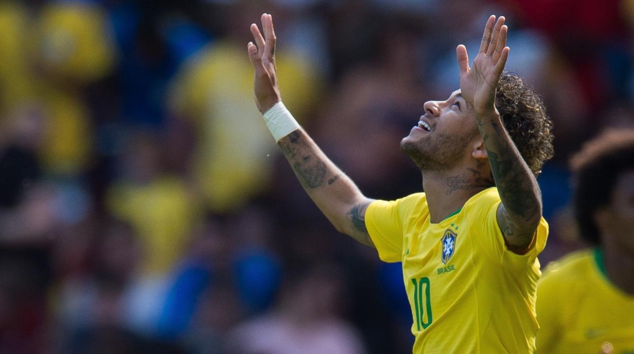 Neymar celebra un gol en un amistoso con su selección