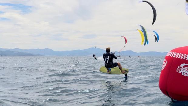 Duro comienzo del campeonato de España de Formula Kite 2018 en Dénia