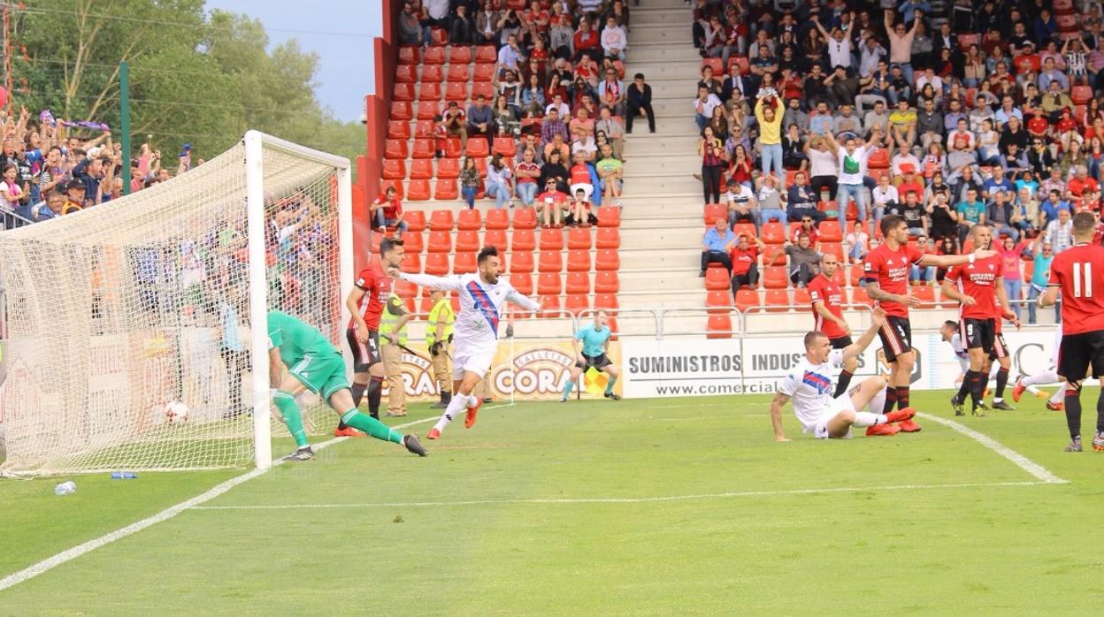 Zarfino, del Extremadura, celebra su segundo gol ante el Mirandés