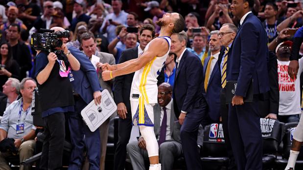 Los Warriors aplastan a los Cavaliers y revalidan el título de campeones de la NBA