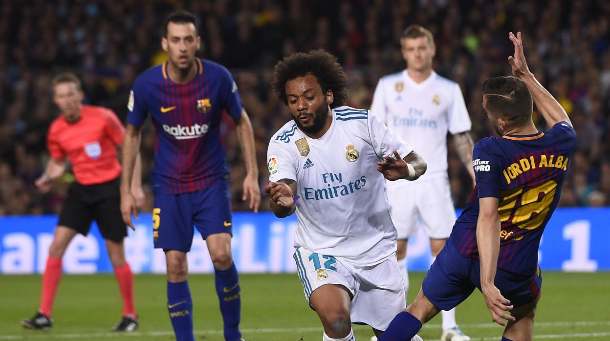 Marcelo y Jordi Alba durante el último clásico