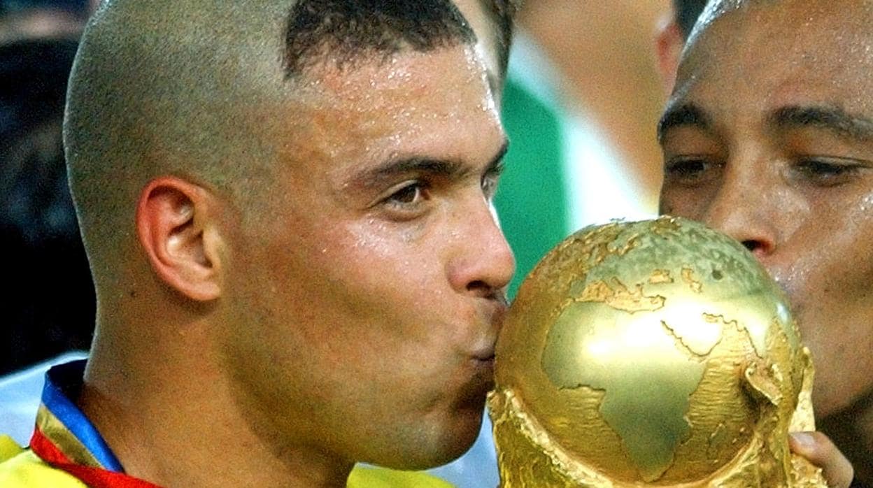 Ronaldo Nazario besa la Copa del Mundo conquistada en 2002