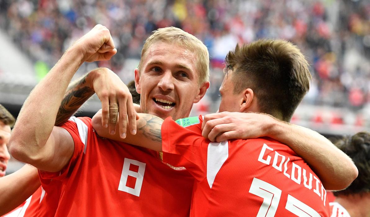 Gazinski, felicitado por sus compañeros de la selección rusa tras marcar el primer gol del Mundial 2018