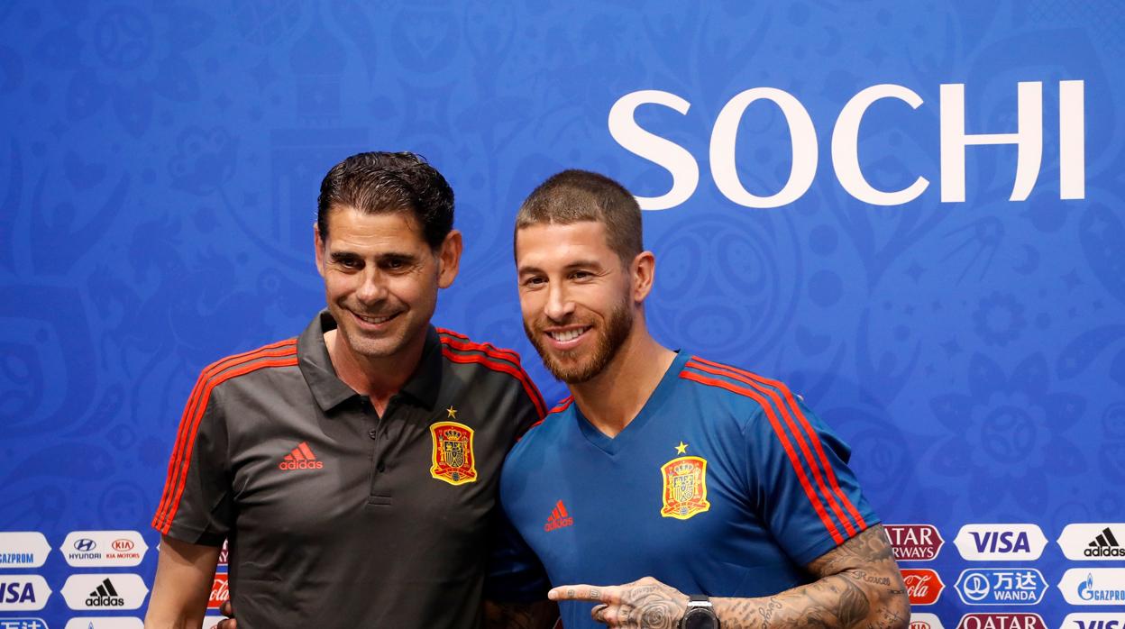 Sergio Ramos señala a Fernando Hierro antes de la rueda de prensa en Sochi