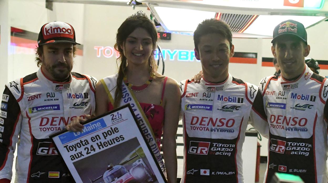 El español Fernando Alonso, el japonés Kazuki Nakajima y el suizo Sébastien Buemi, tras lograr la 'pole'