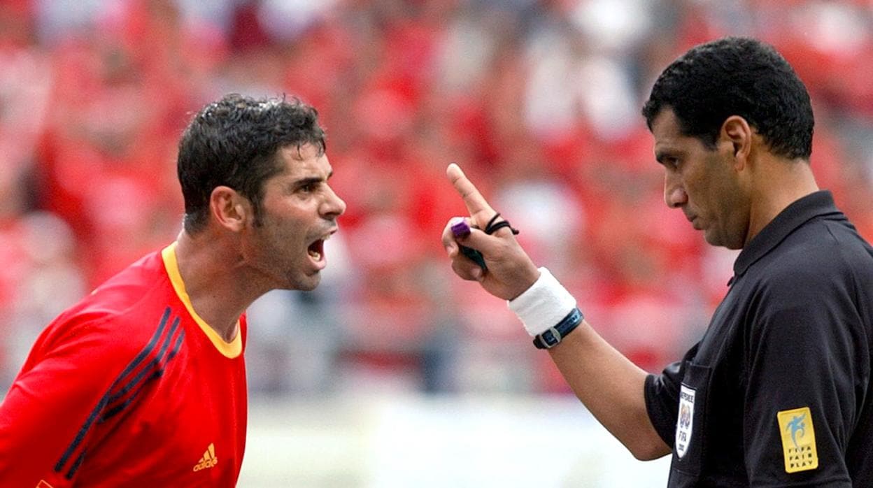 Fernando Hierro recriminando una acción al árbitro en el partido contra Corea del Sur del Mundial del 2002