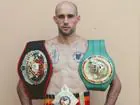 El luchador de muay thai gaditano Carlos Coello posa con dos cinturones