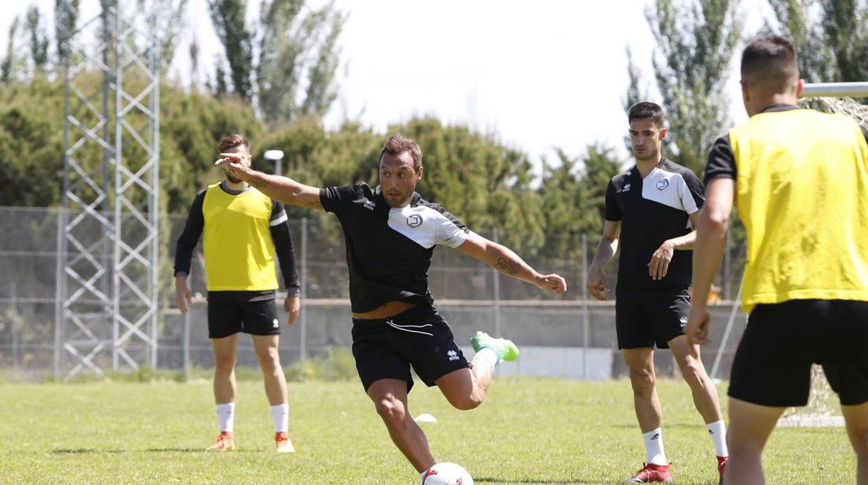 Santi Cazorla, durante un entrenamiento con el Unionistas de Salamanca