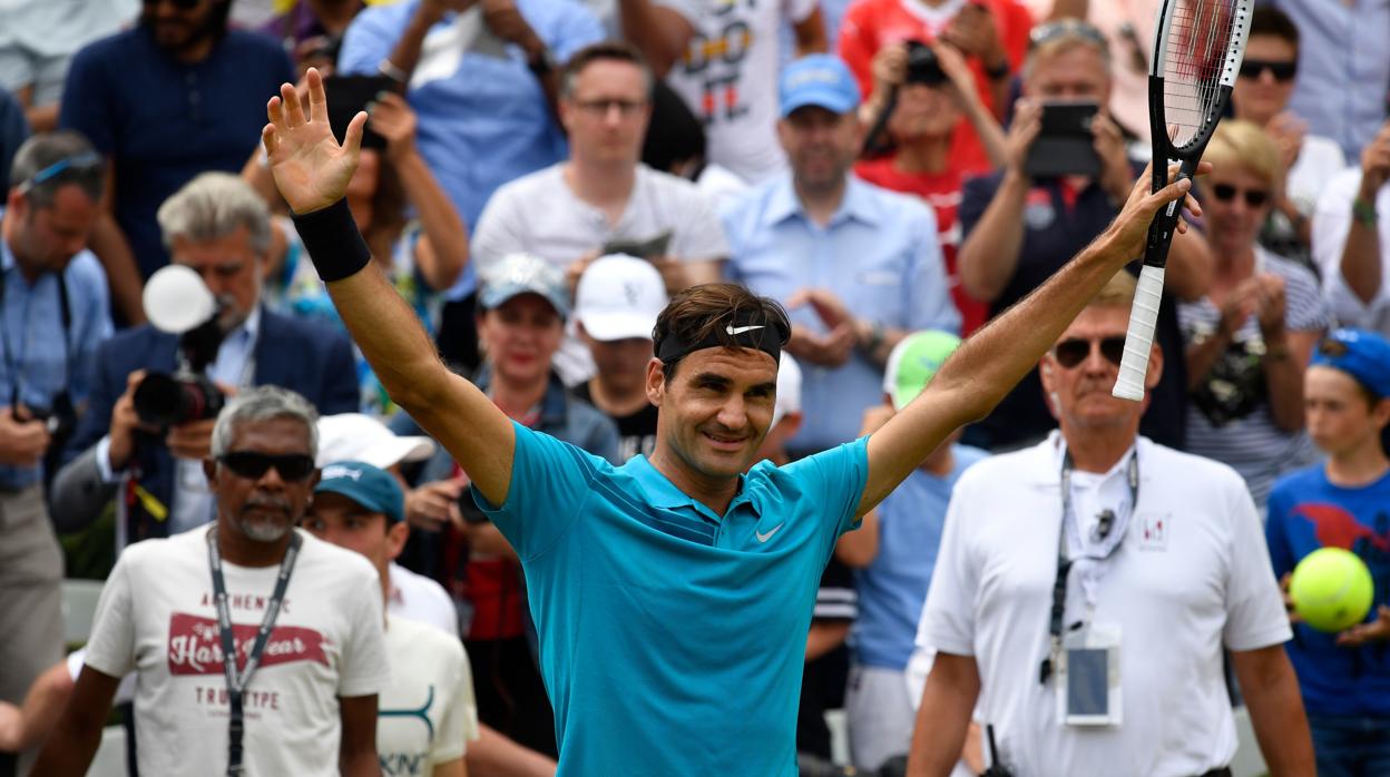 Roger Federer celebrasu victoria en Sttutgart