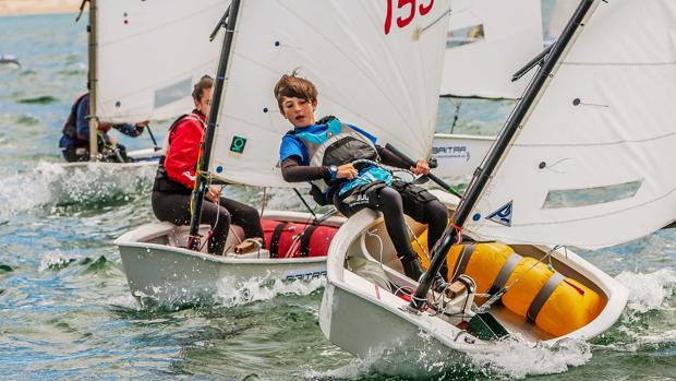 Cerca de 70 niños competirán en las clases Optimist y 420 en Bayona