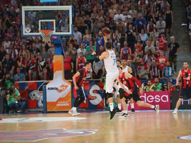 La última canasta de Doncic, un triple a una mano y sobre una pierna