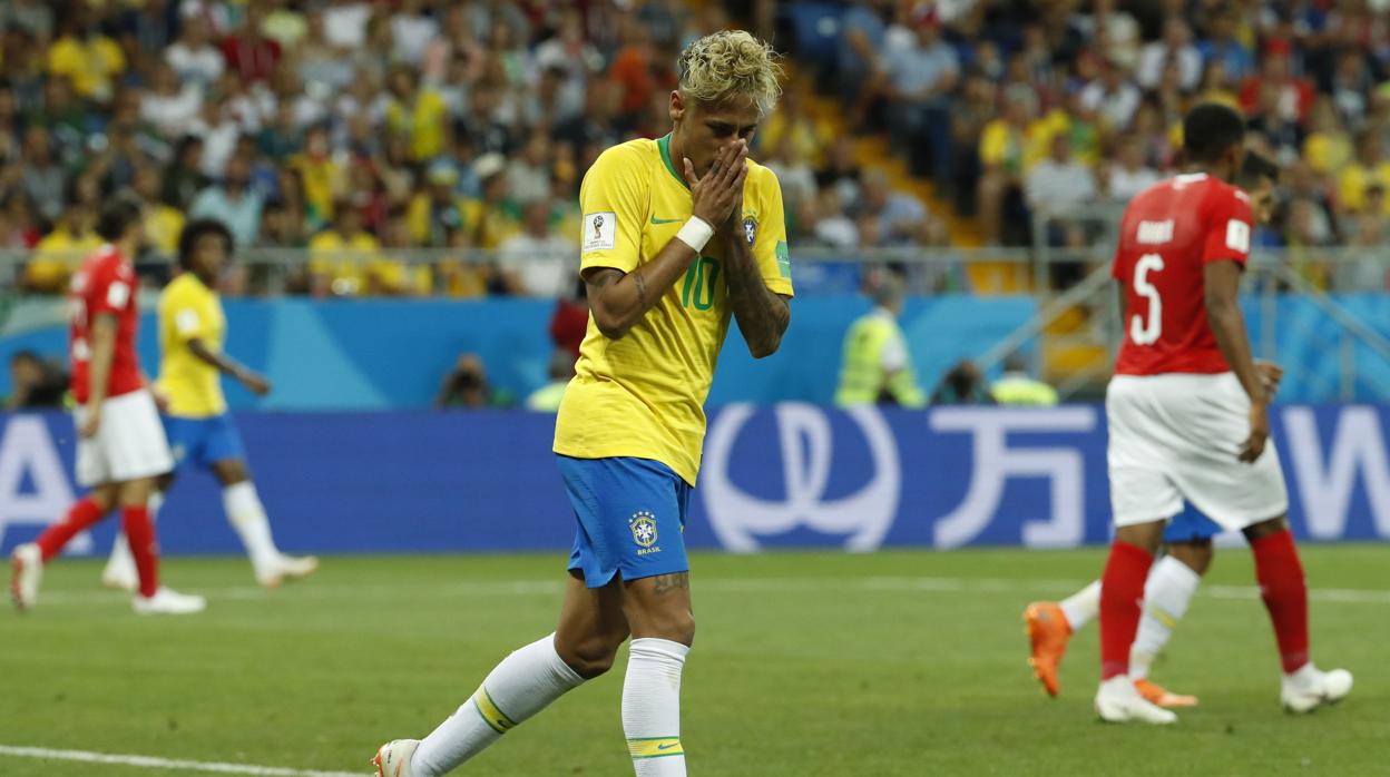 Neymar lamentando una ocasión fallada en el partido contra Suiza durante el Mundial