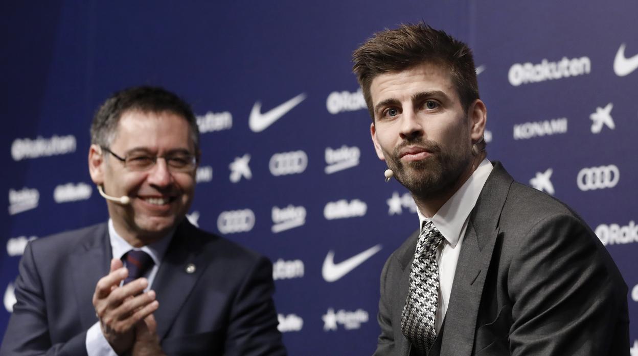 Gerard Piqué junto a Josep Maria Bartomeu