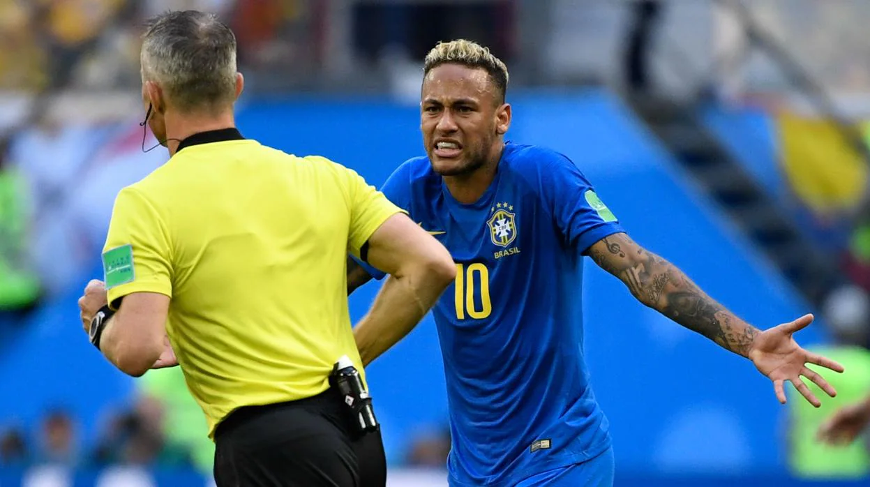 Neymar protesta al árbitro Kuipers el penalti anulado por el VAR