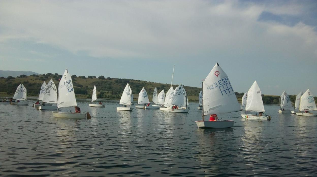 El escaso viento marca la primera jornada de la Copa de España de Optimist de Aguas Interiores