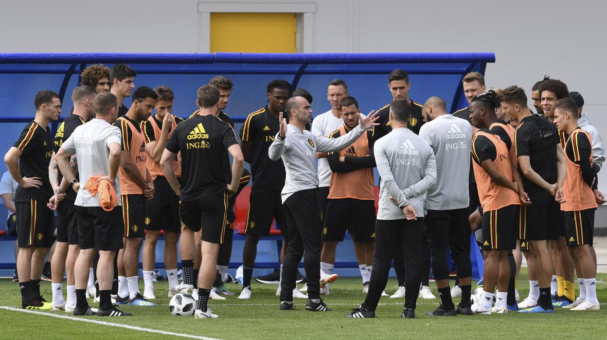 Los integrantes de la selección de Bélgica atienden a las indicaciones de Roberto Martínez durante un entrenamiento