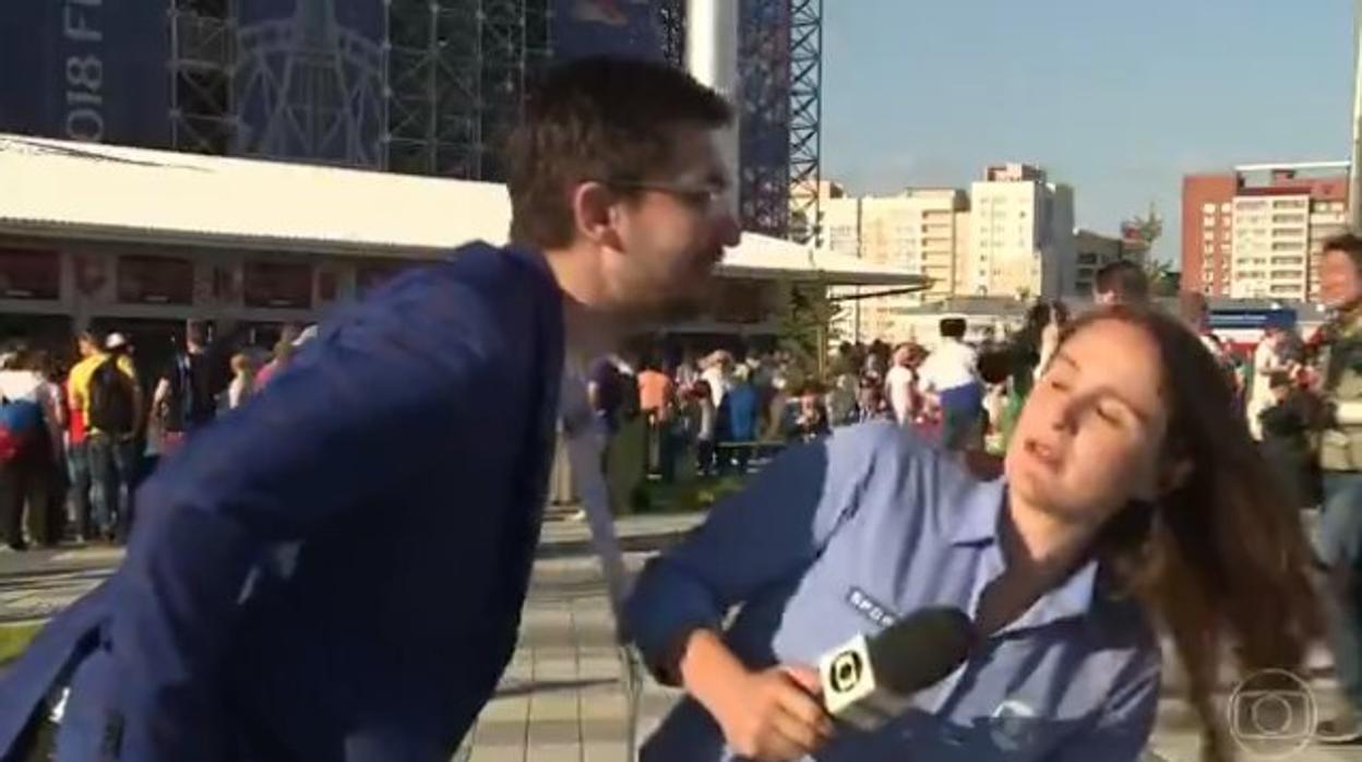 El vergonzoso comportamiento de un hincha con una reportera brasileña