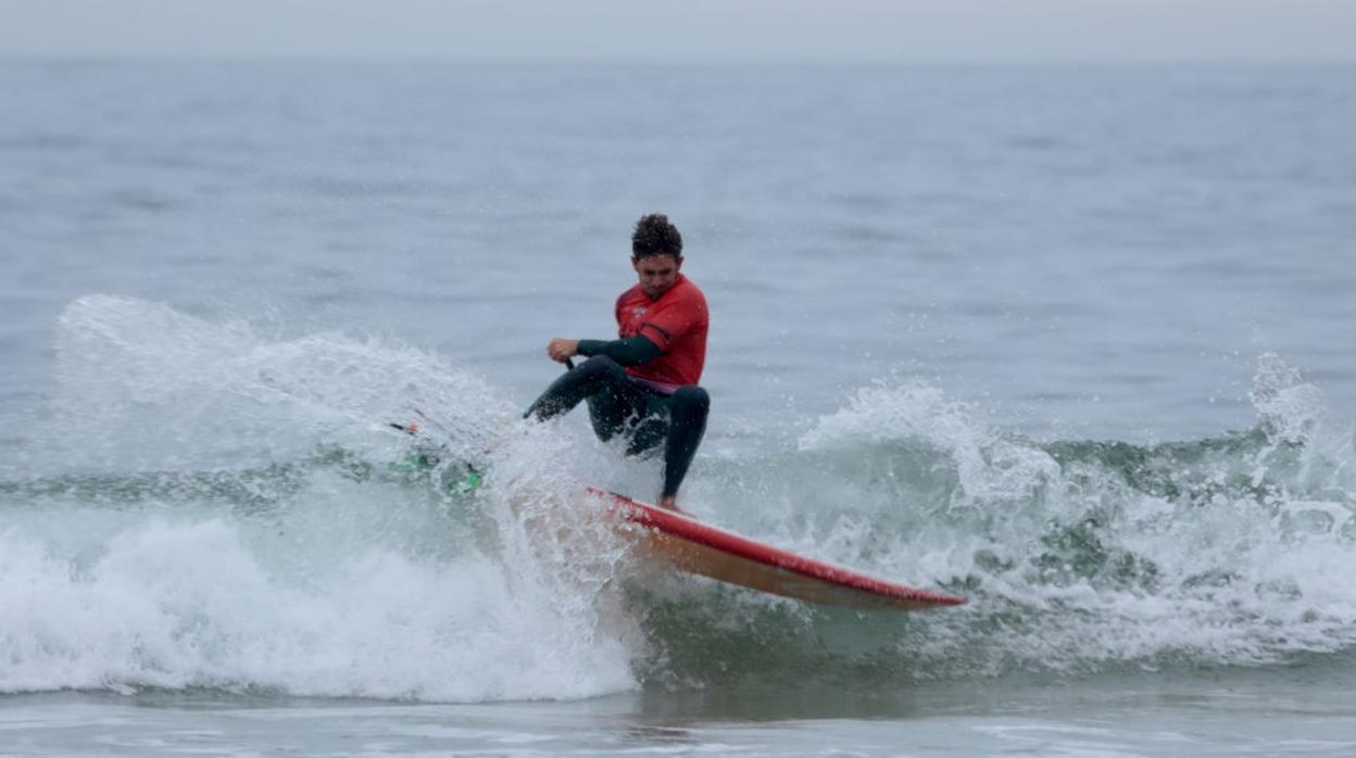 Las selecciones autonómicas ponen el color a la primera jornada del Campeonato de España de Surfing