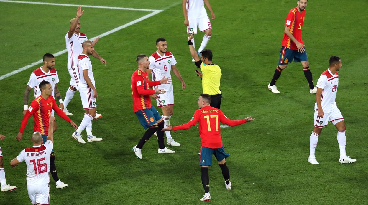 Los jugadores de España protestando la decisión del árbitro