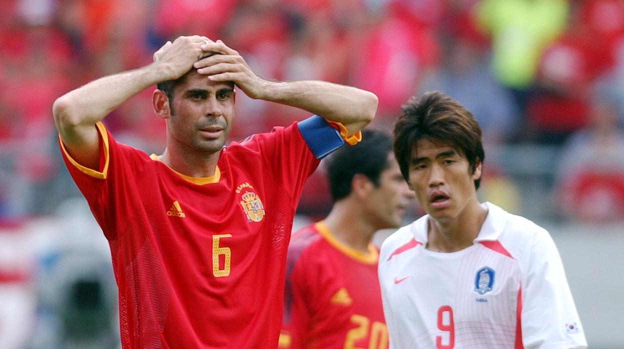 Fernando Hierro se lamenta de una acción en el partido contra Corea en 2002