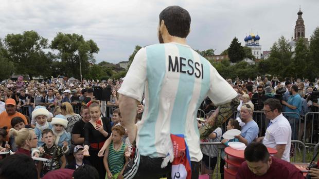 Argentina decide hoy si Messi es su héroe o villano