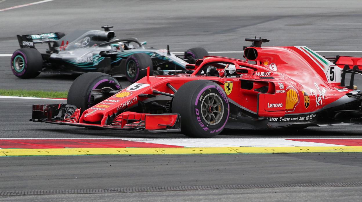 Vettel y Hamilton durante los libres
