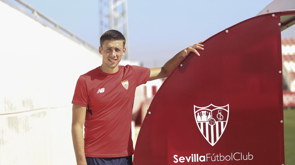 Clement Lenglet junto a un banquillo del Sevilla