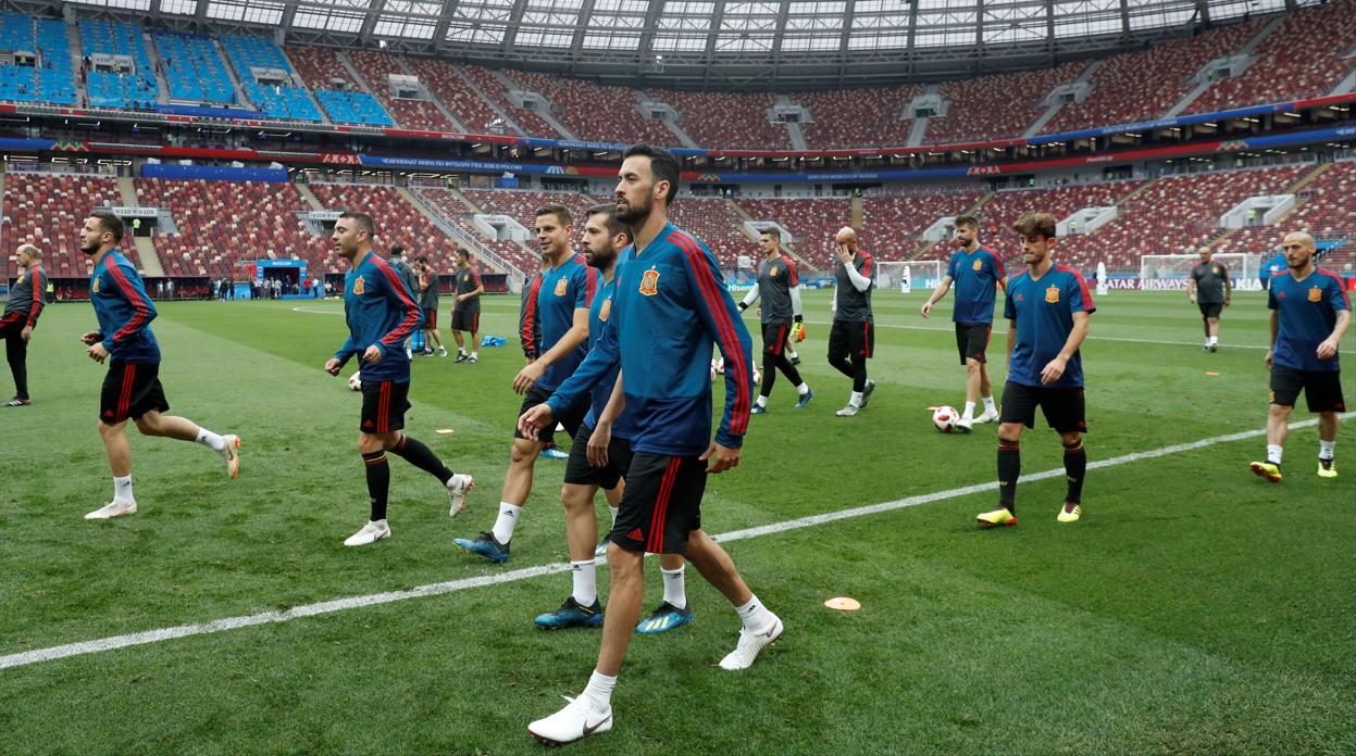 Busquets abandona el estadio Luzhniki tras el entrenamiento de ayer de España