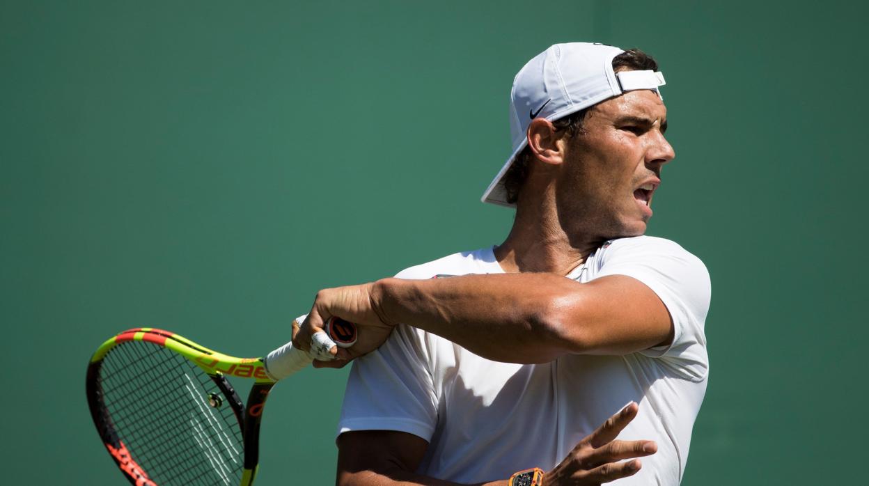 El tenista español Rafa Nadal durante un entrenamiento en el All England Club en Londres