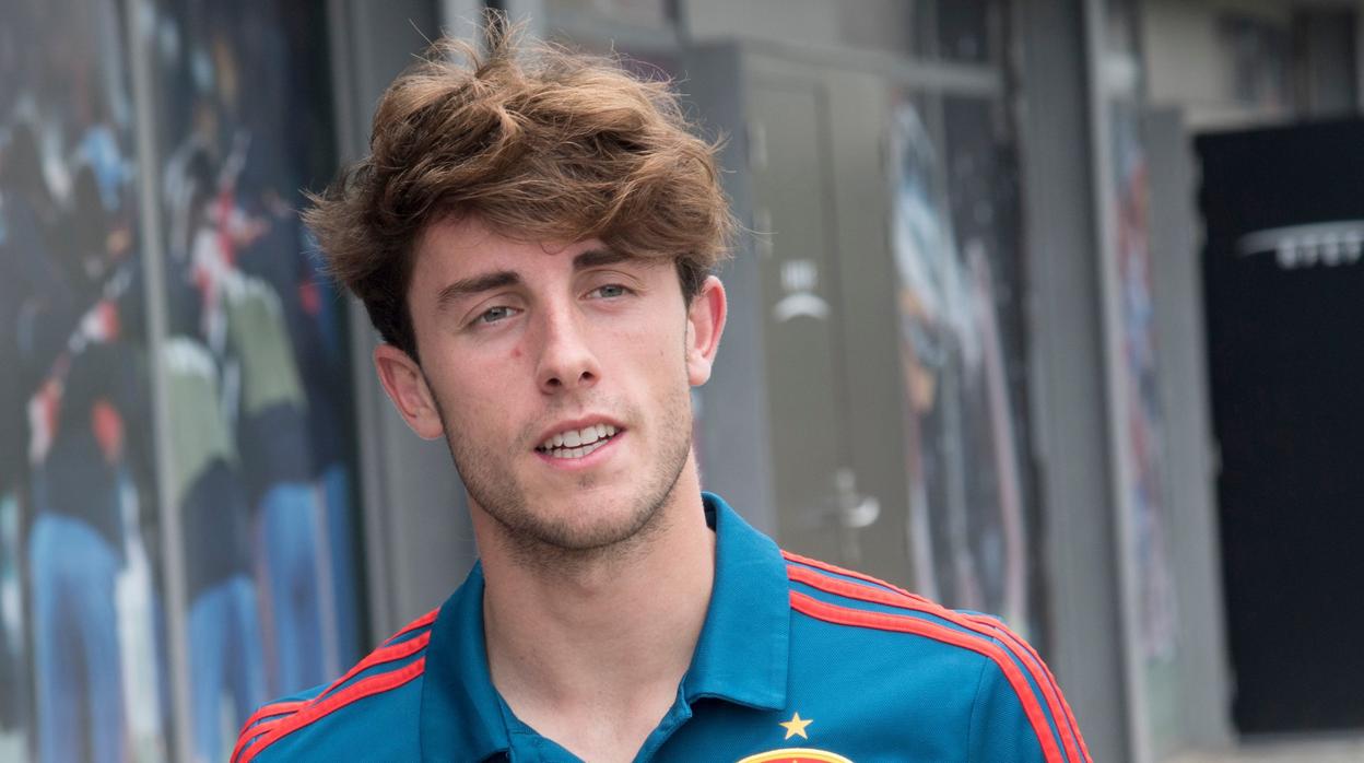 Álvaro Odriozola con la camiseta de la selección española