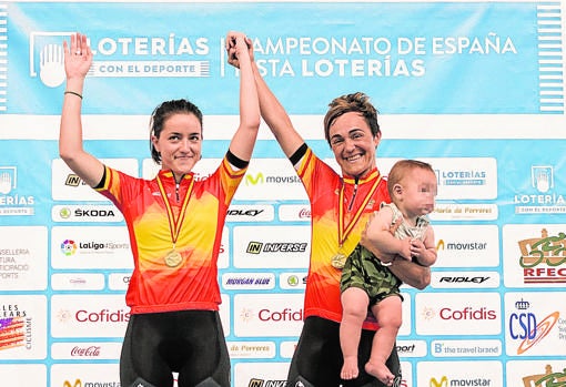 Eukene Larrarte y Leire Olaberria, en el podio, con su hijo