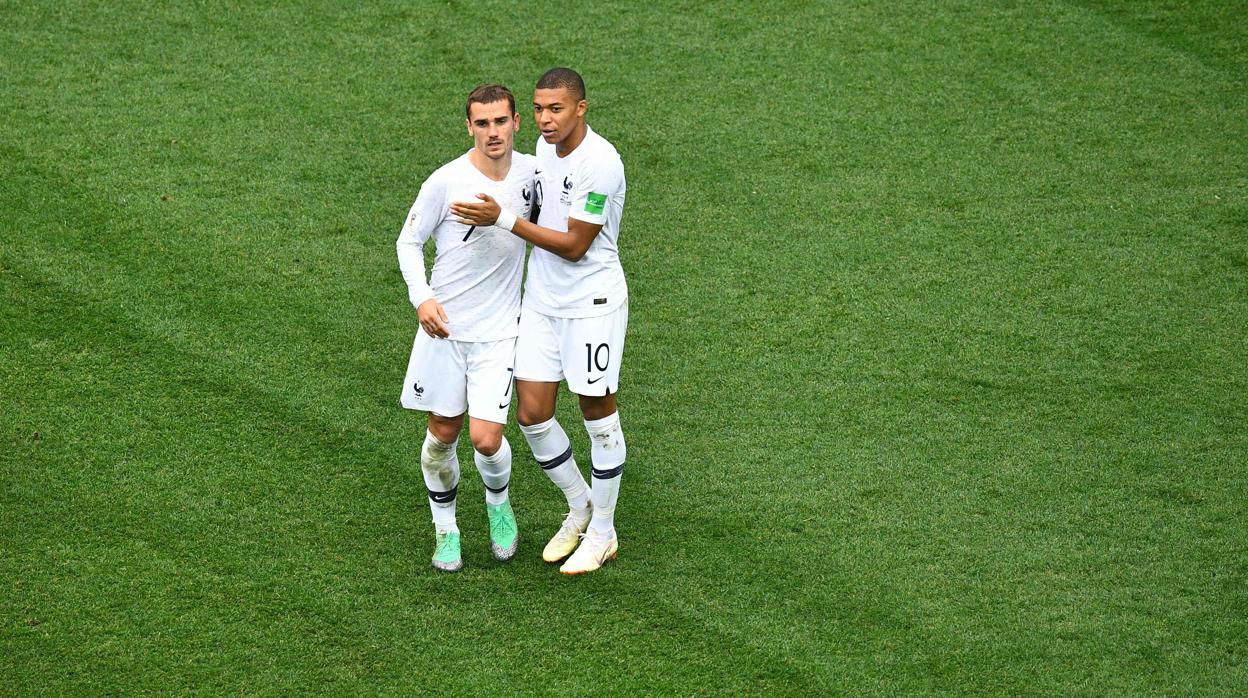 Griezmann, felicitado por Mbappé tras marcar el 0-2 en el Uruguay-Francia
