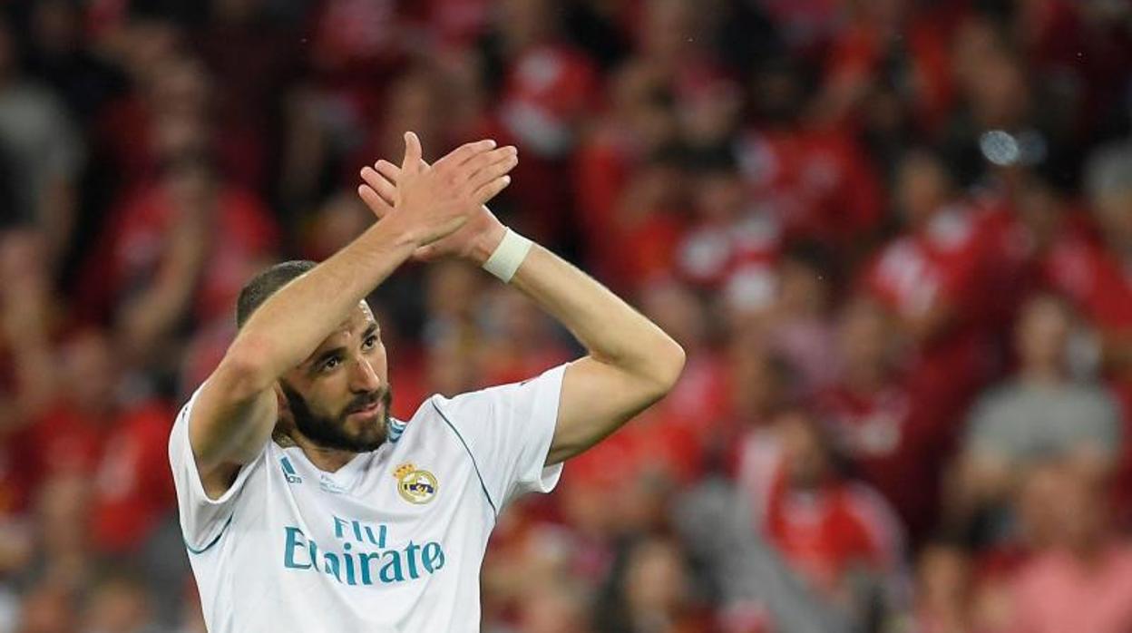 Benzemá despidiéndose de la afición madridista durante la final de la Champions League